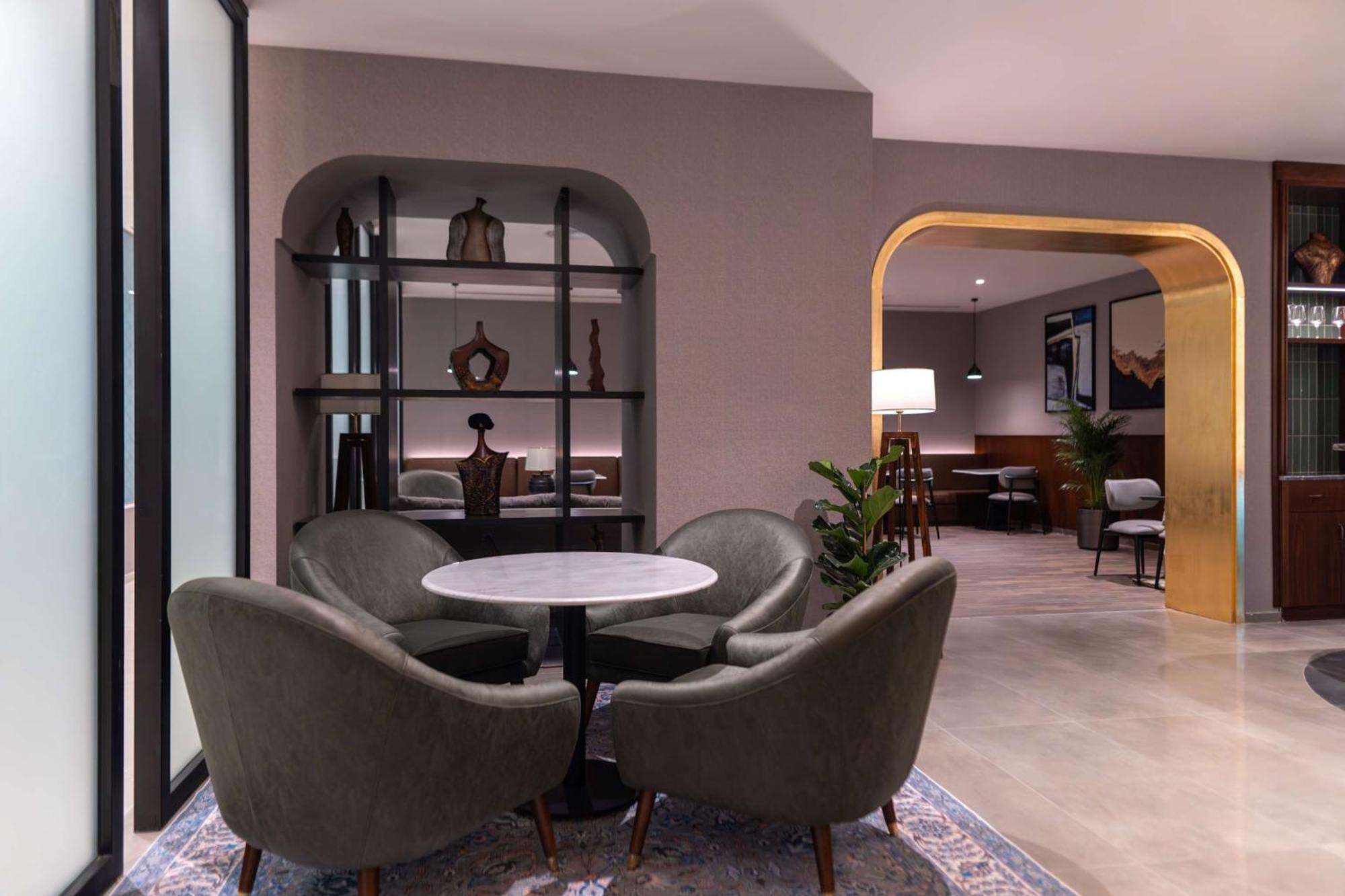 Radisson Blu Hotel, Galleria Mall 5* Amán